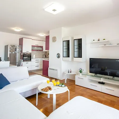 Sara - Garage Included Apartament Makarska