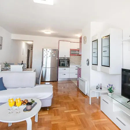 Sara - Garage Included Apartament Makarska